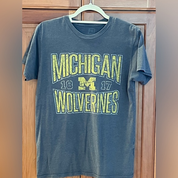 MICHIGAN UNIVERSITY FOOTBALL T-SHIRT—MENS SMALL—NICE CONDITION/ NO FLAWS 💙💛 - Picture 2 of 10